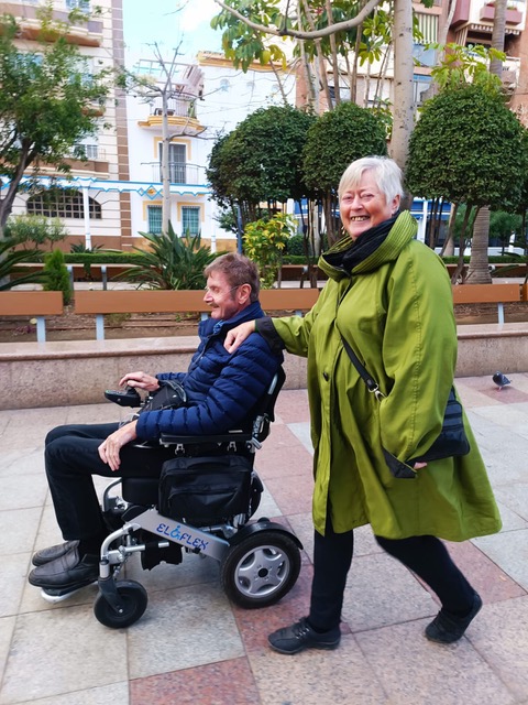 Anne-Grete and Geir on the beach promenade in Torre del Mar. Photo © Karethe Linaae